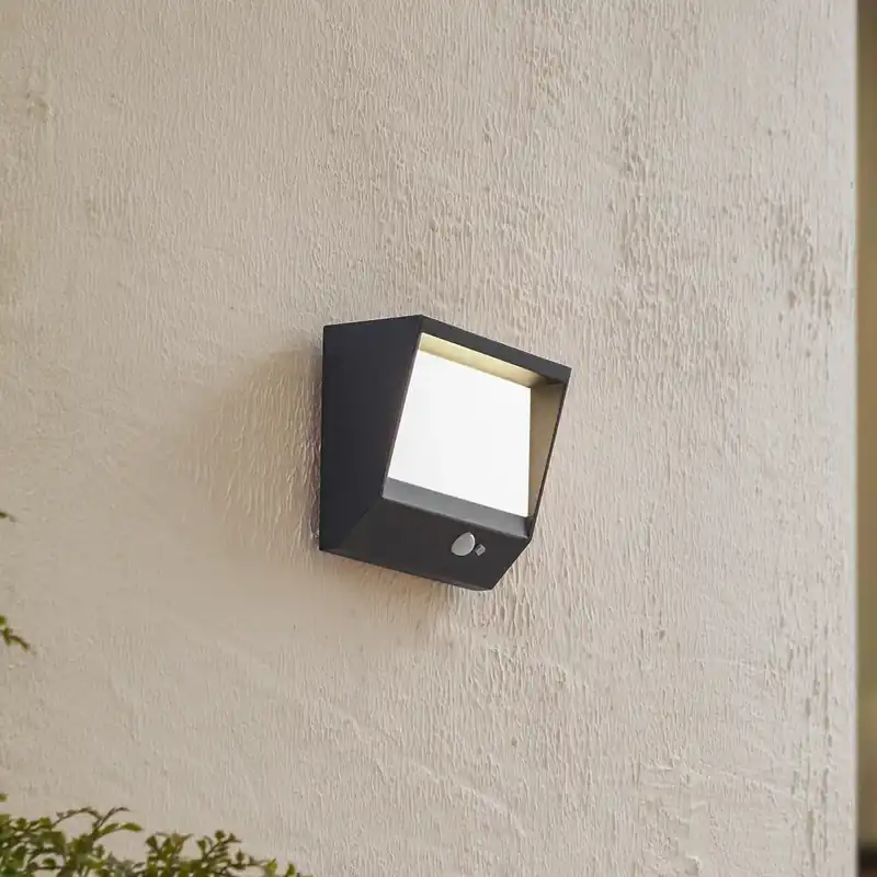 Lage Prijs Lucande LED solar wandlamp Dava, 14 cm hoog, aluminium, sensor