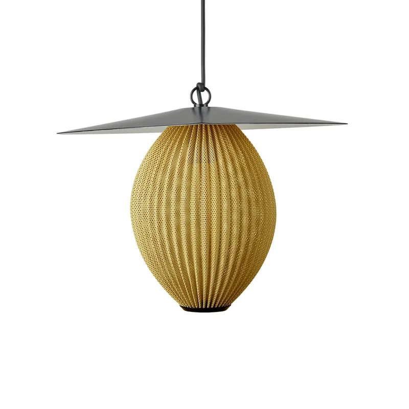 Laatste Kans Gubi buiten hanglamp Satellite, 45x27 cm, zwart/mosterdgoud