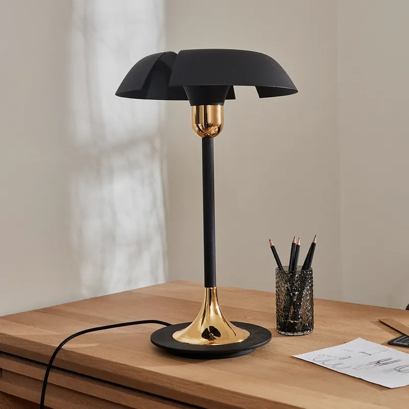 Voordeelprijs AYTM tafellamp Cycnus, zwart, ijzer, hoogte 48 cm, E27