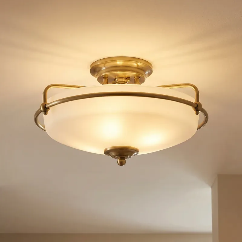 Op = Op Griffin F plafondlamp, Ø 42 cm, opaal glazen kap, messing