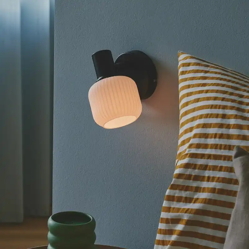 Aanbieding Milford Mini wandlamp, zwart, geribbeld glas, met stekker