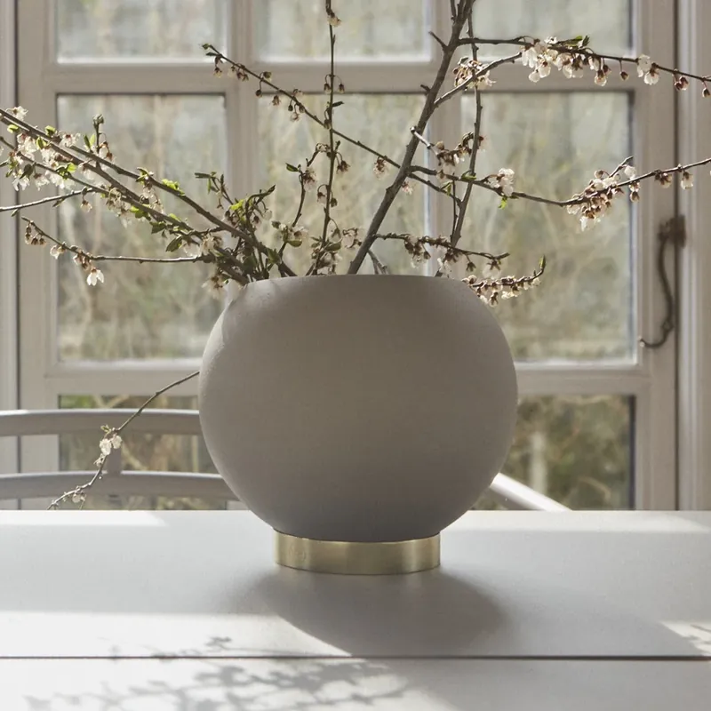 Express Levering AYTM bloempot Globe, Ø 17 cm, grijsbruin, aluminium, staal
