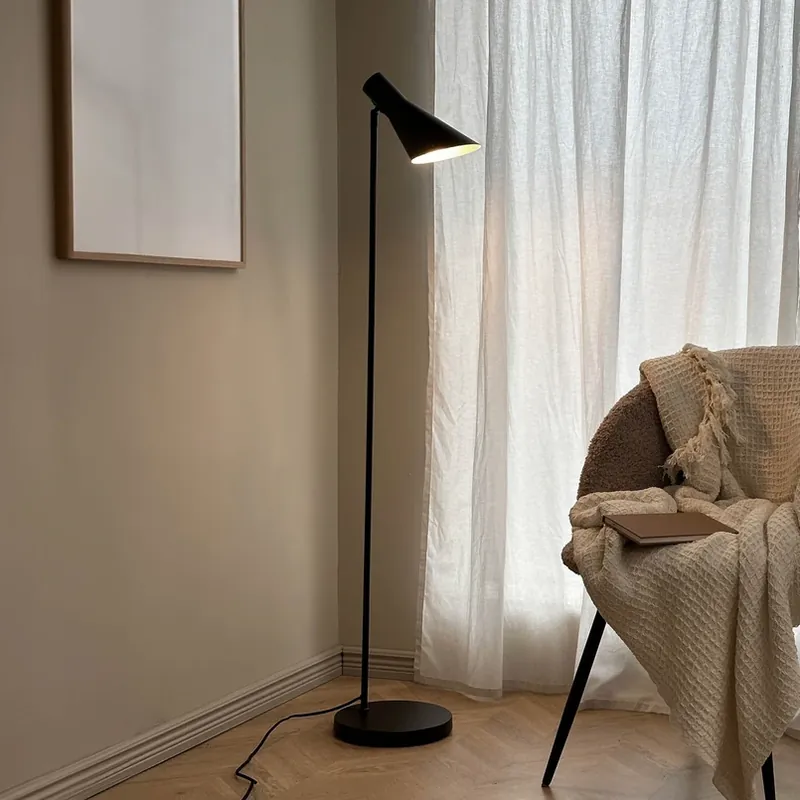 Dyberg Larsen vloerlamp DL12, zwart, hoogte 139 cm, metaal Korting