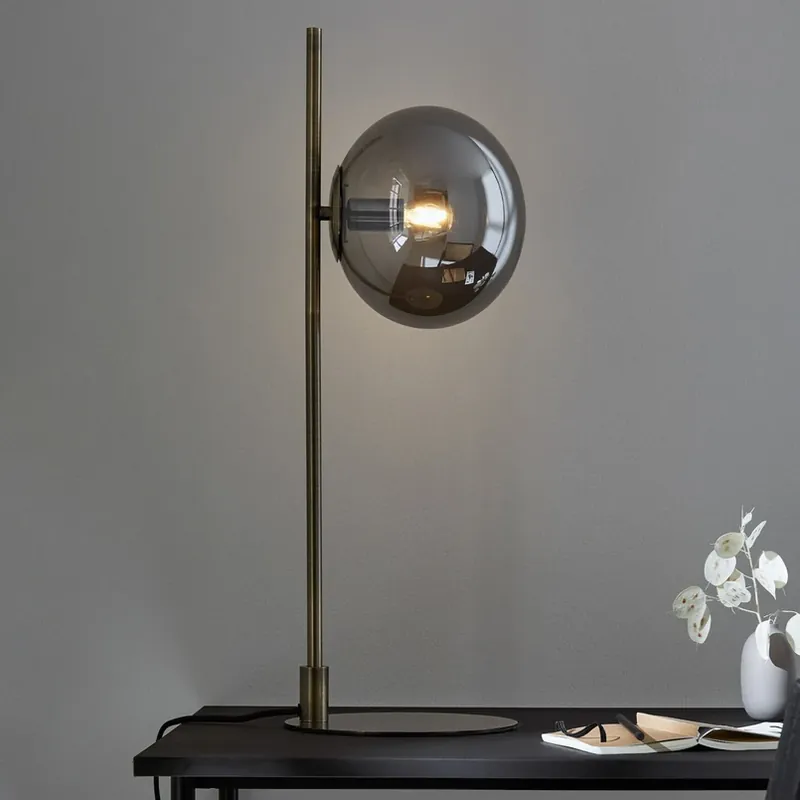 Dione tafellamp, messing/rookgrijs, glas, ijzer Tijdelijk Beschikbaar