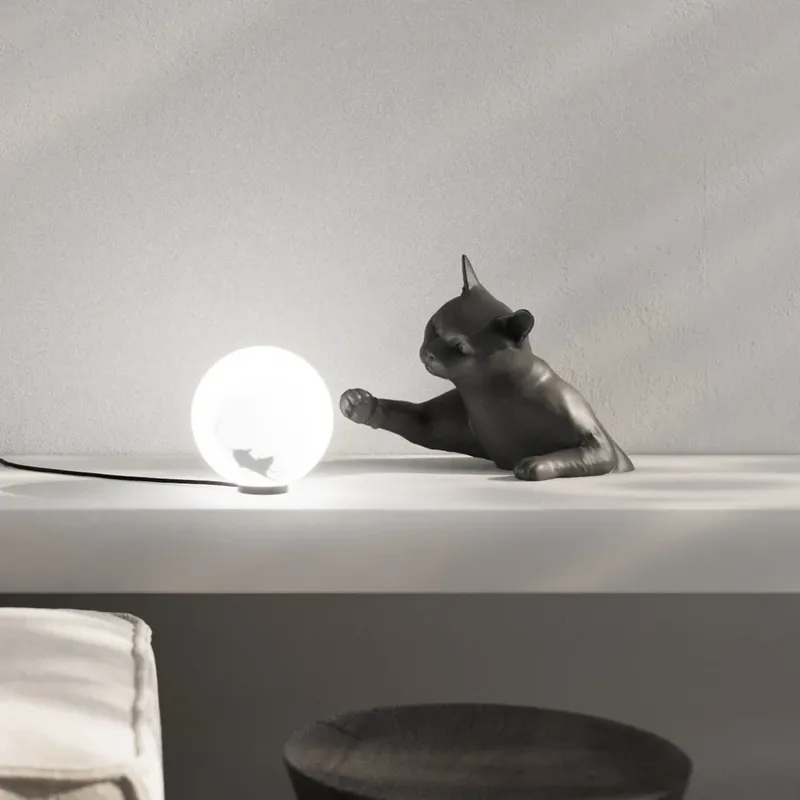 Korting Karman tafellamp Maoo, zwart keramiek, glas, kattenbeeldje