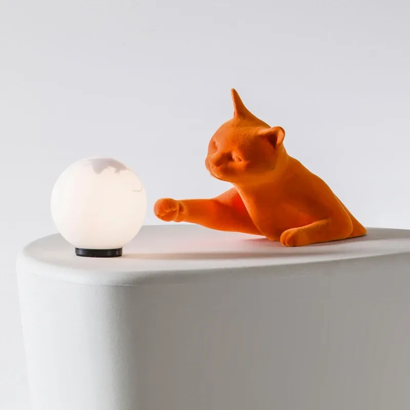 Direct Verzonden Karman tafellamp Maoo, keramiek oranje, glas, kattenbeeldje
