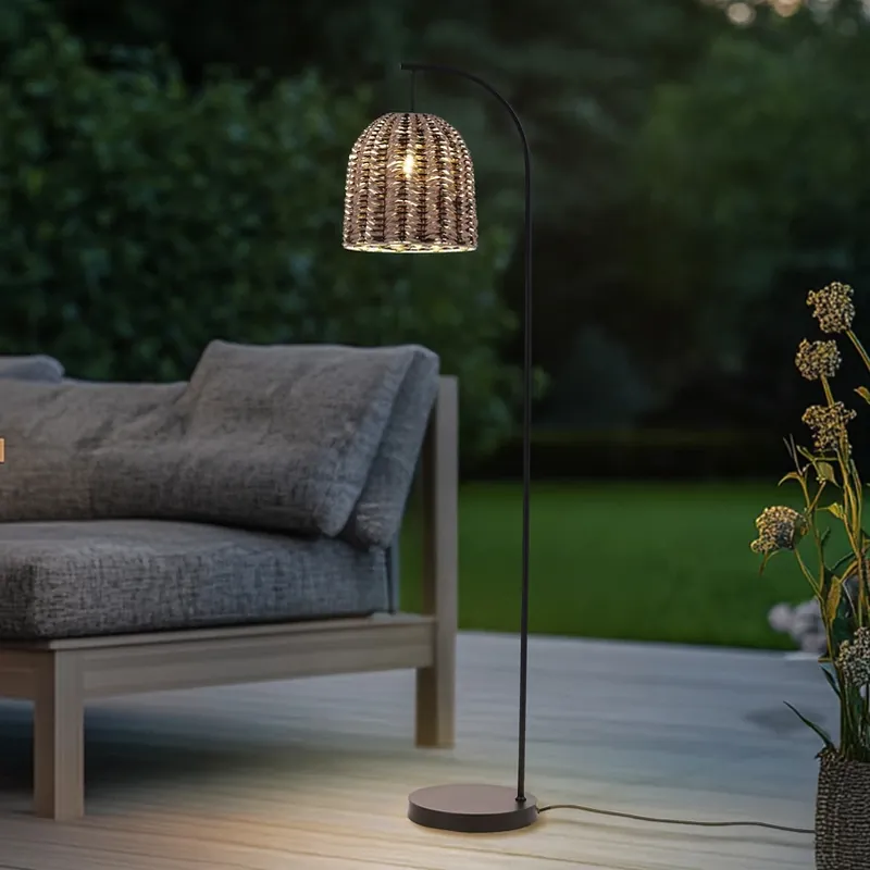 Lindby buiten vloerlamp Taryn, bruin, kunststof, IP44 172 cm Direct Verzonden
